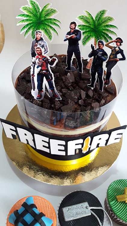 Bolo de aniversário com o tema do jogo Free Fire
